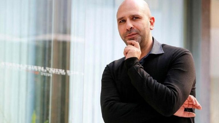 Checco Zalone: il testo di La barca dell'oligarca e le nuove date del tour 2022 2023