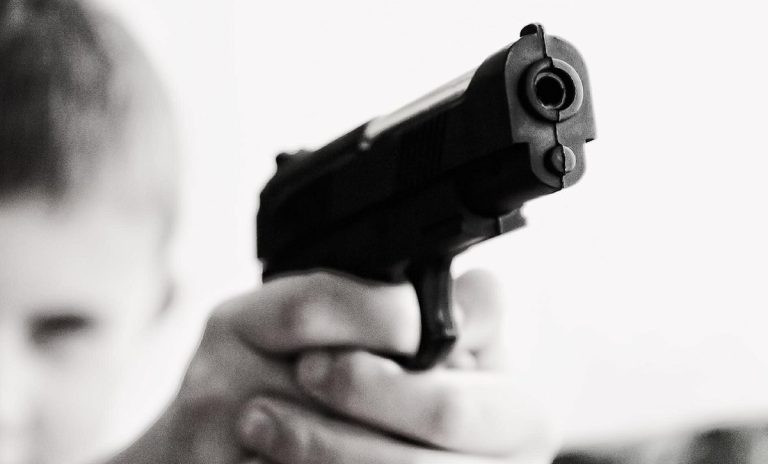 Tragica morte per un 15enne con la pistola del padre