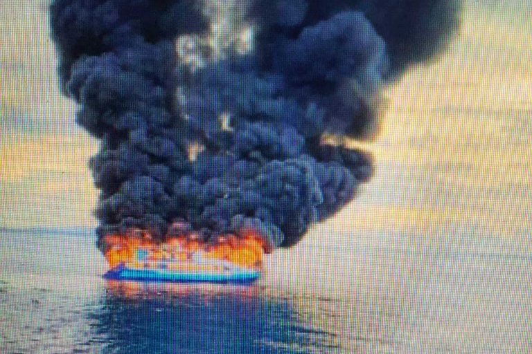 filippine incendio traghetto