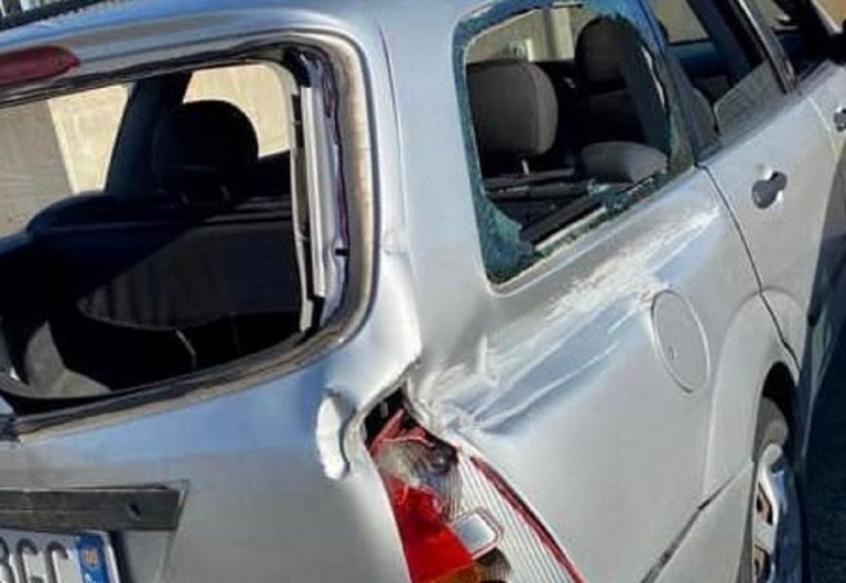 L'auto dei genitori di Ilaria Cucchi dopo l'incidente