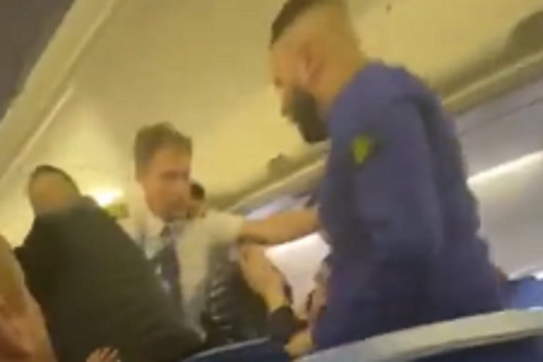 Un'immagine della rissa a bordo