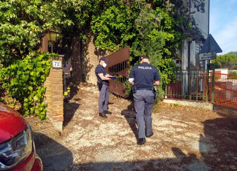 I rilievi della Polizia sul luogo della tragedia