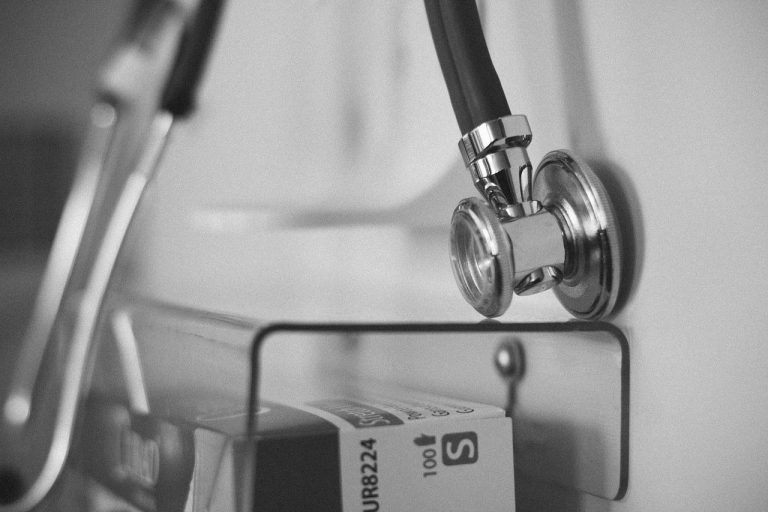 Medici reclutati "in chat"