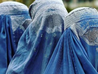 Dietrofront dei talebani: per le donne torna il burqa