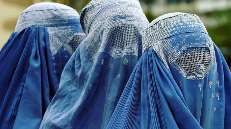 Dietrofront dei talebani: per le donne torna il burqa
