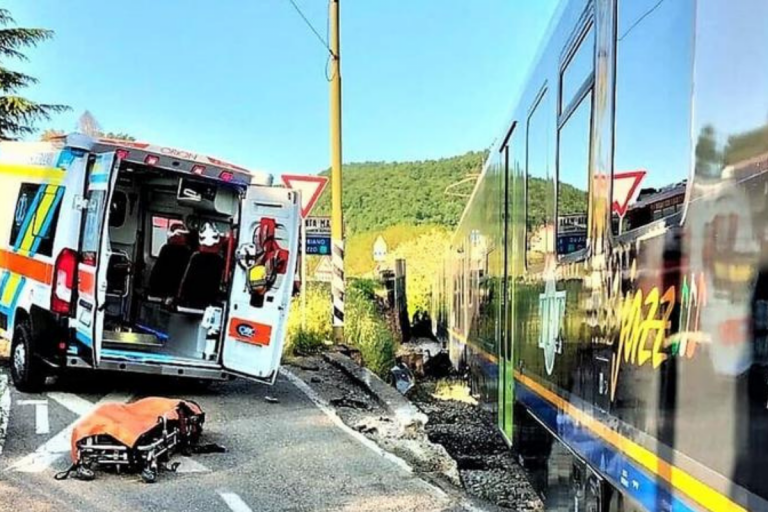 arezzo auto travolta treno