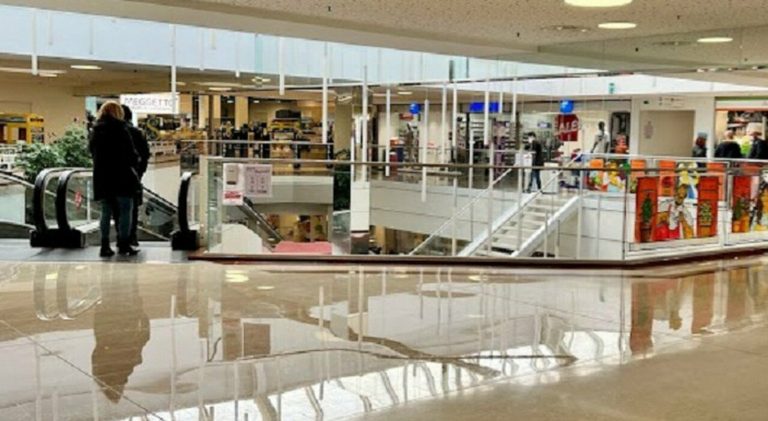 precipita centro commerciale morto
