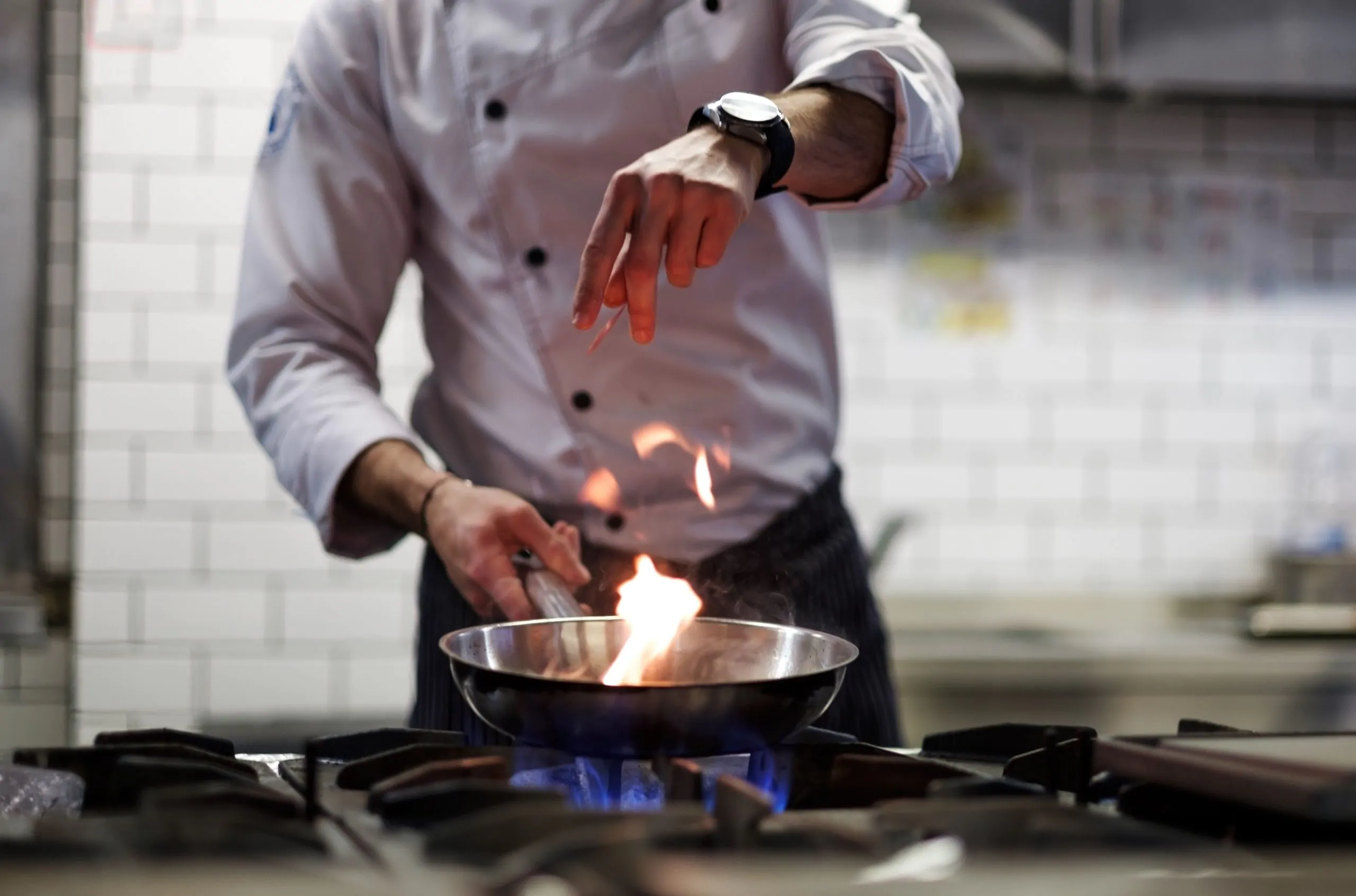 uomo cucina con fornello a gas