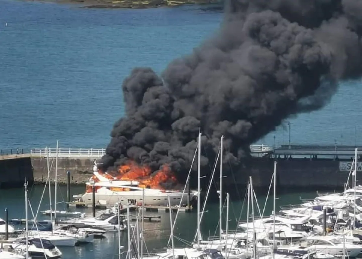 Lo yacht in fiamme nel porto de Devon