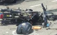 La moto di Alberto distrutta sull'asfalto