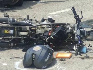 La moto di Alberto distrutta sull'asfalto