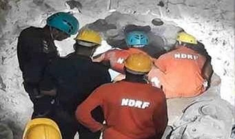 Il salvataggio del bimbo in India