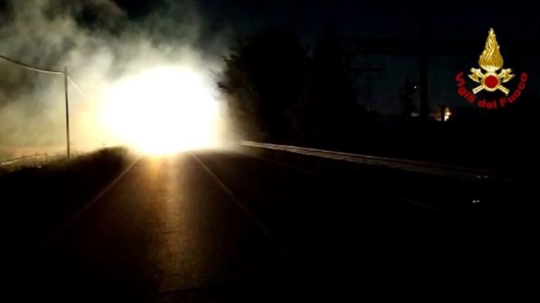 Il bagliore accecante del fosforo bianco fatto detonare