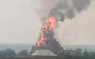 La chiesa-monastero di Svyatogorsk in fiamme