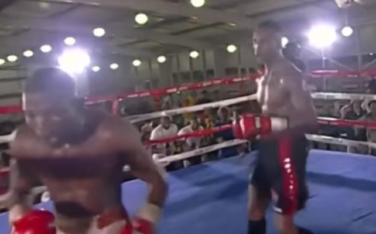 Siphesihle Mntungwa alle spalle di Butelezi che fronteggia il corner