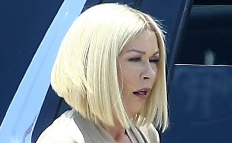 Catherine Zeta Jones irriconoscibile in biondo
