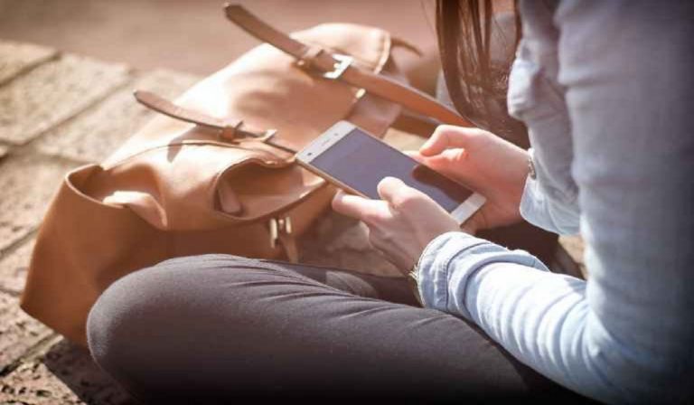 Nuovo trend su TikTok: parlare in corsivo