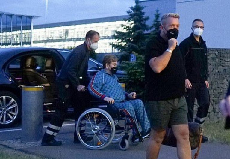 Elton John sulla sedia a rotelle