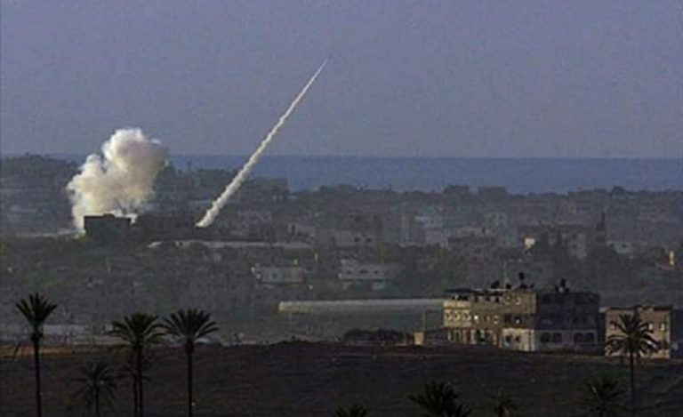 Il lancio di un razzo da Gaza