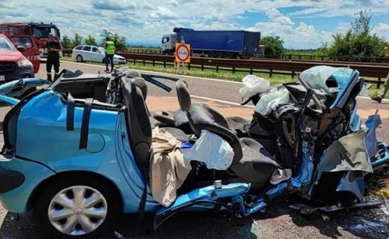 Una delle auto coinvolte nel tremendo sinistro