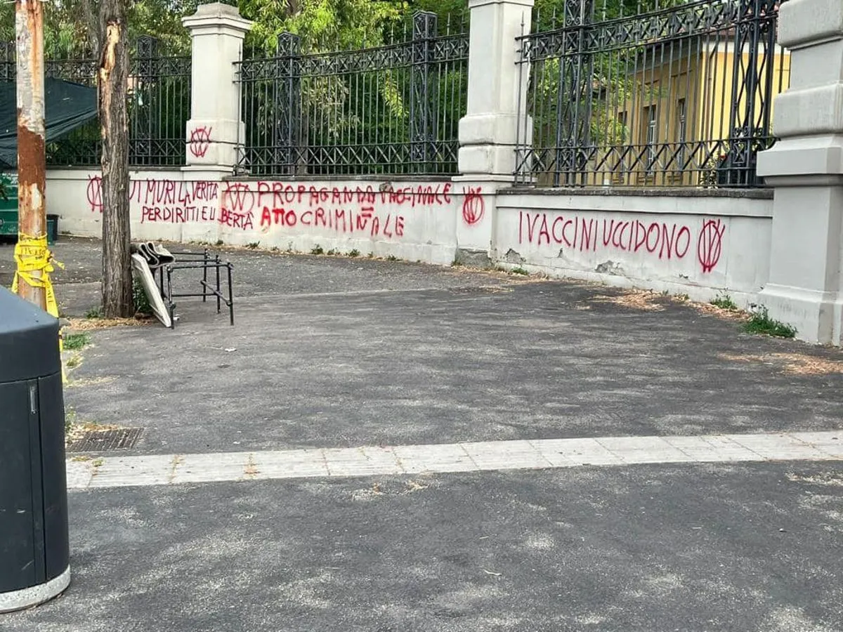 Le scritte dei No Vax sul muro dello Spallanzani