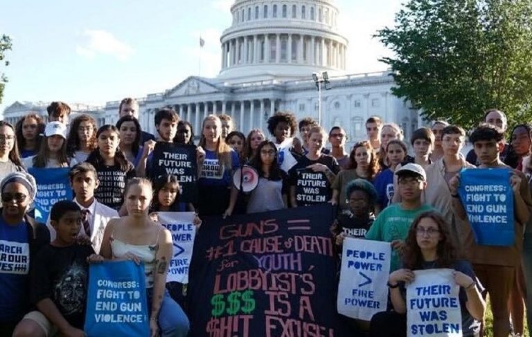 Manifestanti davanti a Capitol Hill