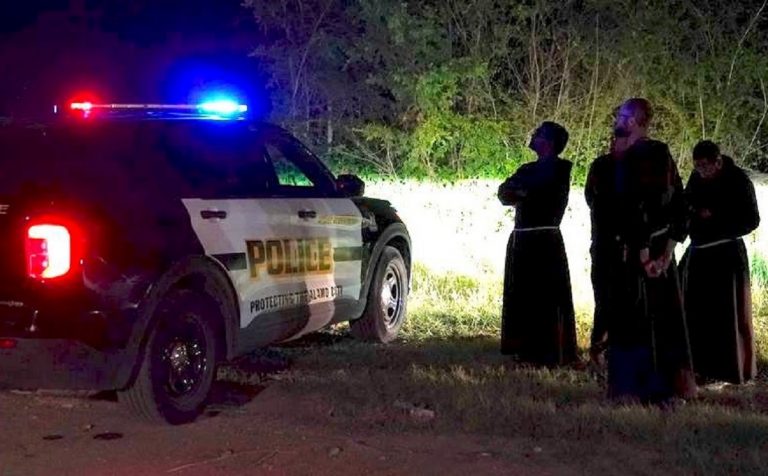 Religiosi in preghiera sul luogo della strage