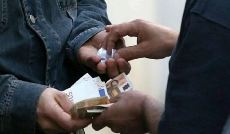 Minorenni spacciano e minacciano un coetaneo a Monza