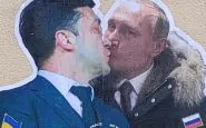 Il murales con Putin e Zelensky che si baciano
