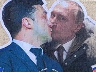 Il murales con Putin e Zelensky che si baciano