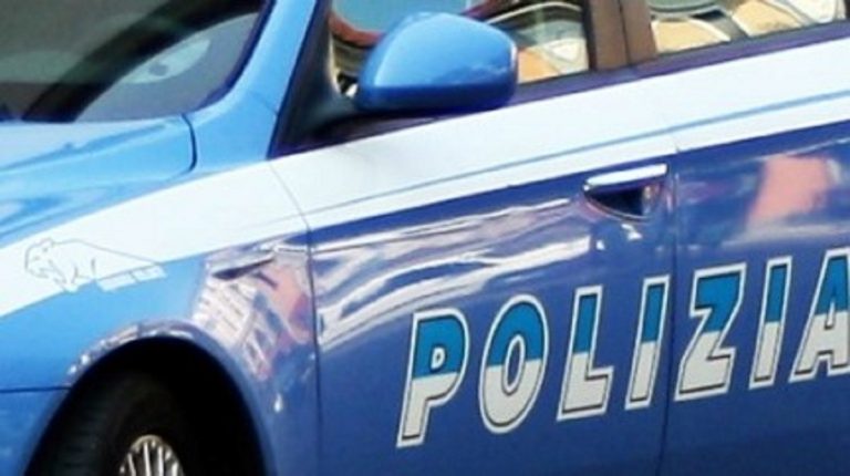 La Polizia sta indagando su un uomo trovato morto in auto