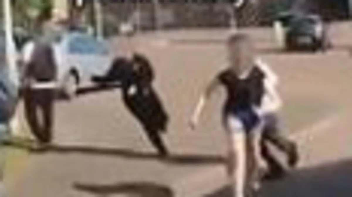 Un frame video con la fuga concitata dei bambini