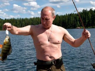 Vladimir Putin mentre pesca