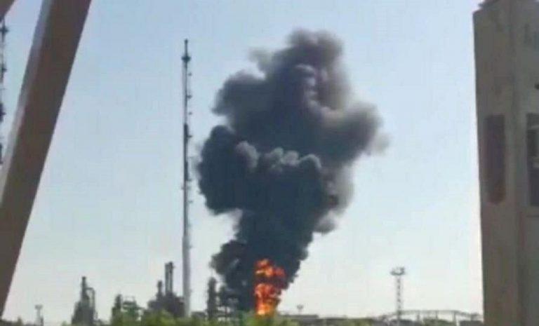 La raffineria in fiamme