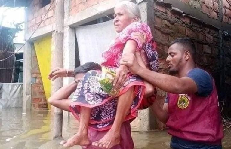 Soccorsi in atto in Bangladesh