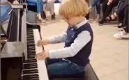 bambino suona Mozart