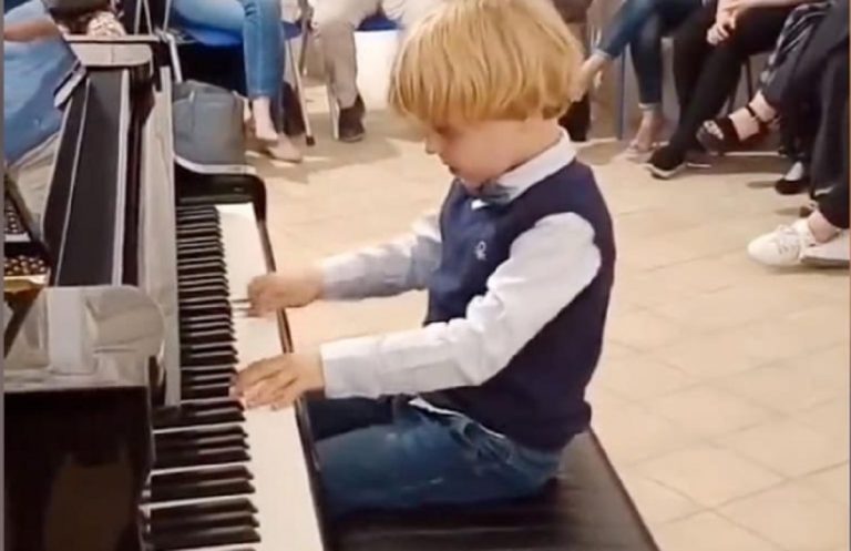 bambino suona Mozart