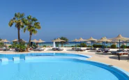 bimbo affoga in piscina