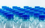 Decine di bottigliette di plastica piene di urina in tribunale a Catania