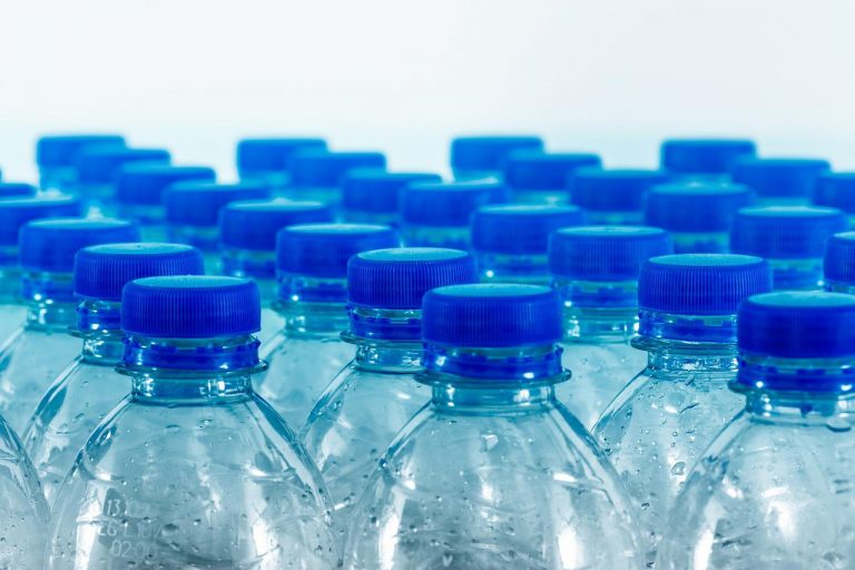 Decine di bottigliette di plastica piene di urina in tribunale a Catania