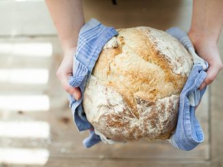 Il pane capovolto a tavola è considerato simbolo di sfortuna