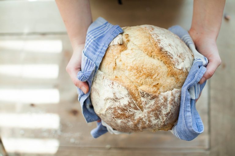 Il pane capovolto a tavola è considerato simbolo di sfortuna