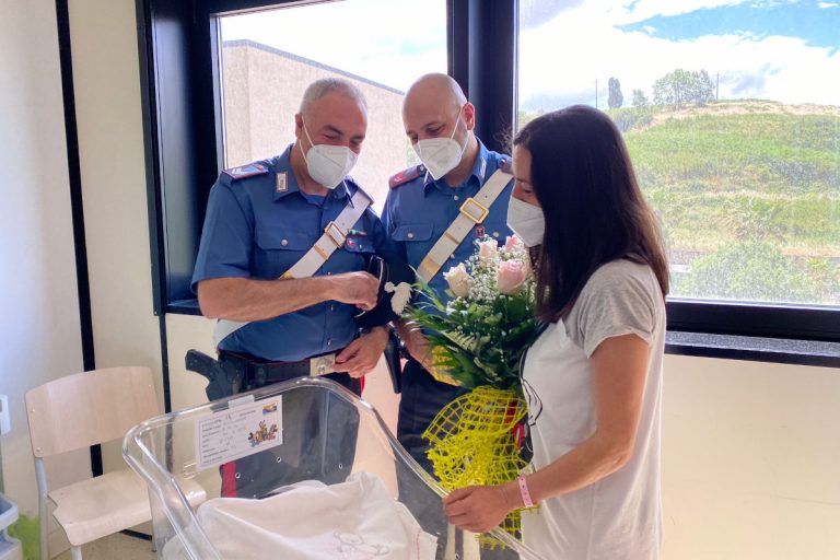 carabinieri donna partorire auto
