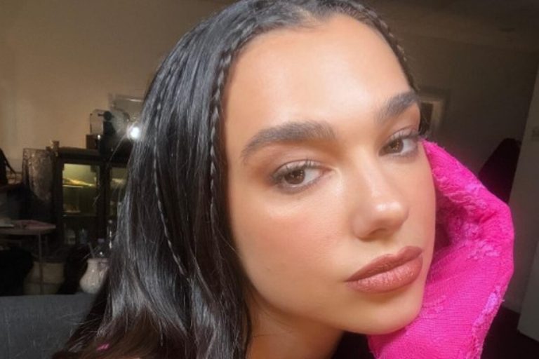Dua Lipa cade Barcellona