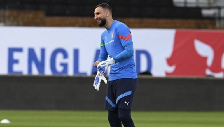Donnarumma insultato da un tifoso: il portiere torna indietro e reagisce