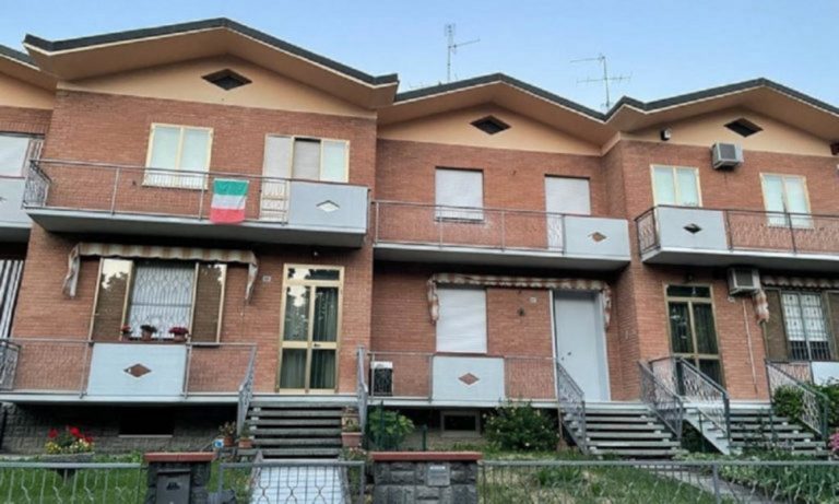 bambino gettato finestra modena
