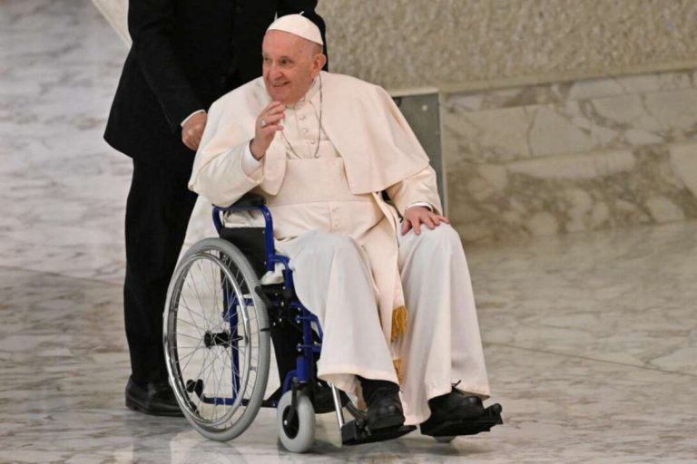 Papa Francesco ginocchio