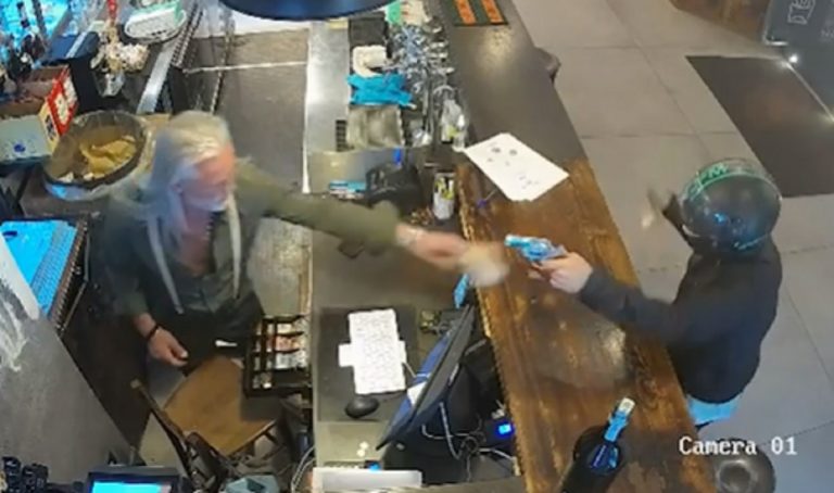 rapina Napoli ladro pistola