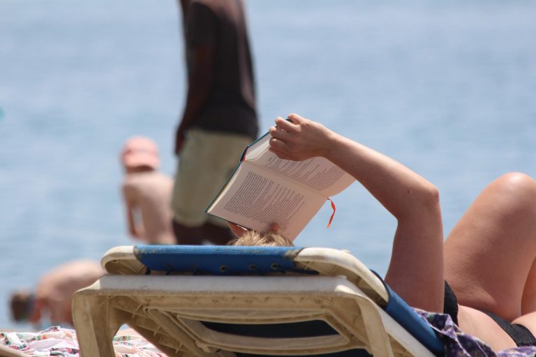 Libri per la spiaggia: cosa leggere sotto l’ombrellone