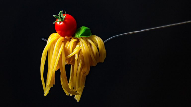 Dieta povera di carboidrati: i pro e i contro per dimagrire